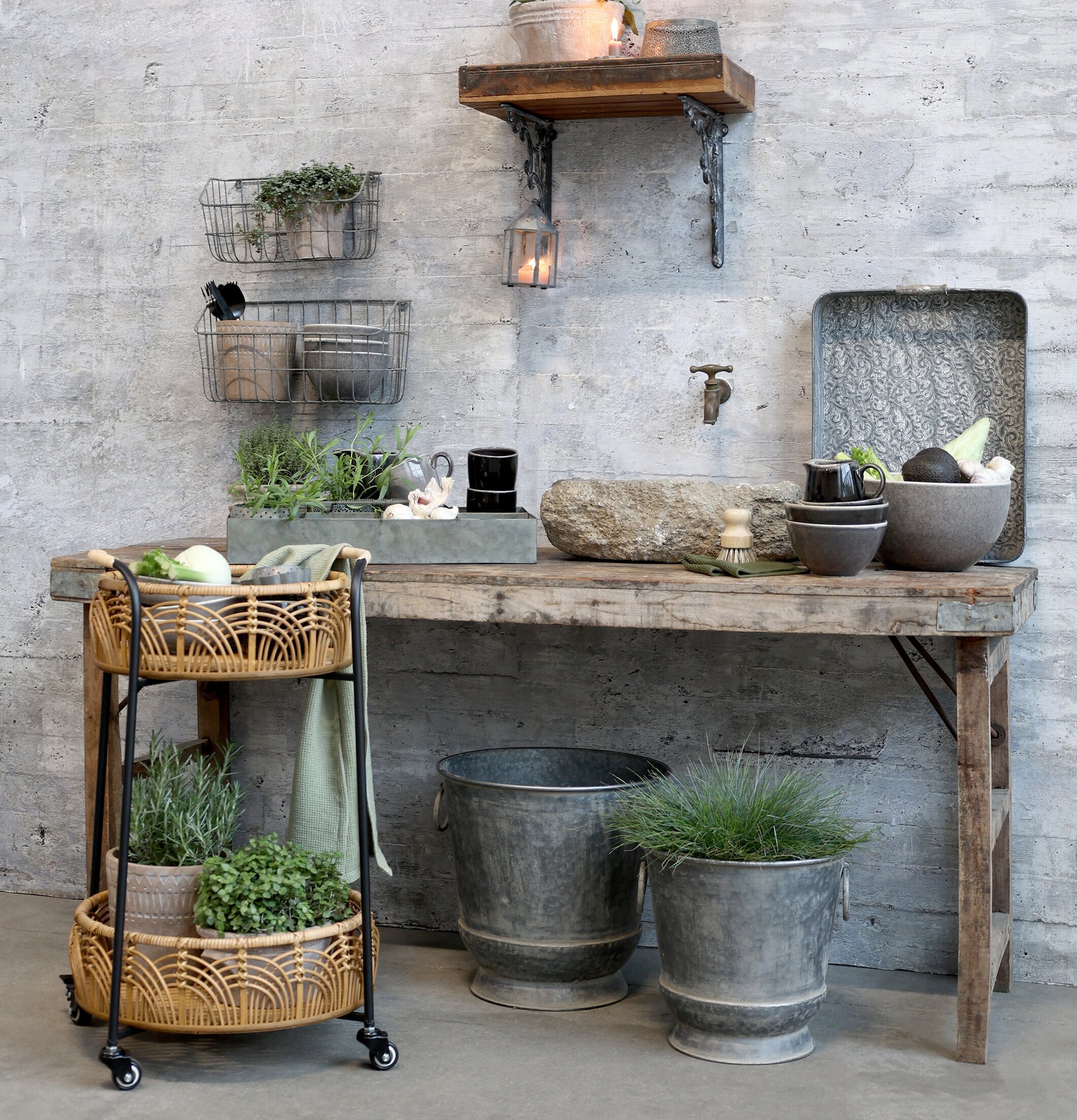 Sidobord/Vagn Flätad Bambu Med Hjul från Chic Antique