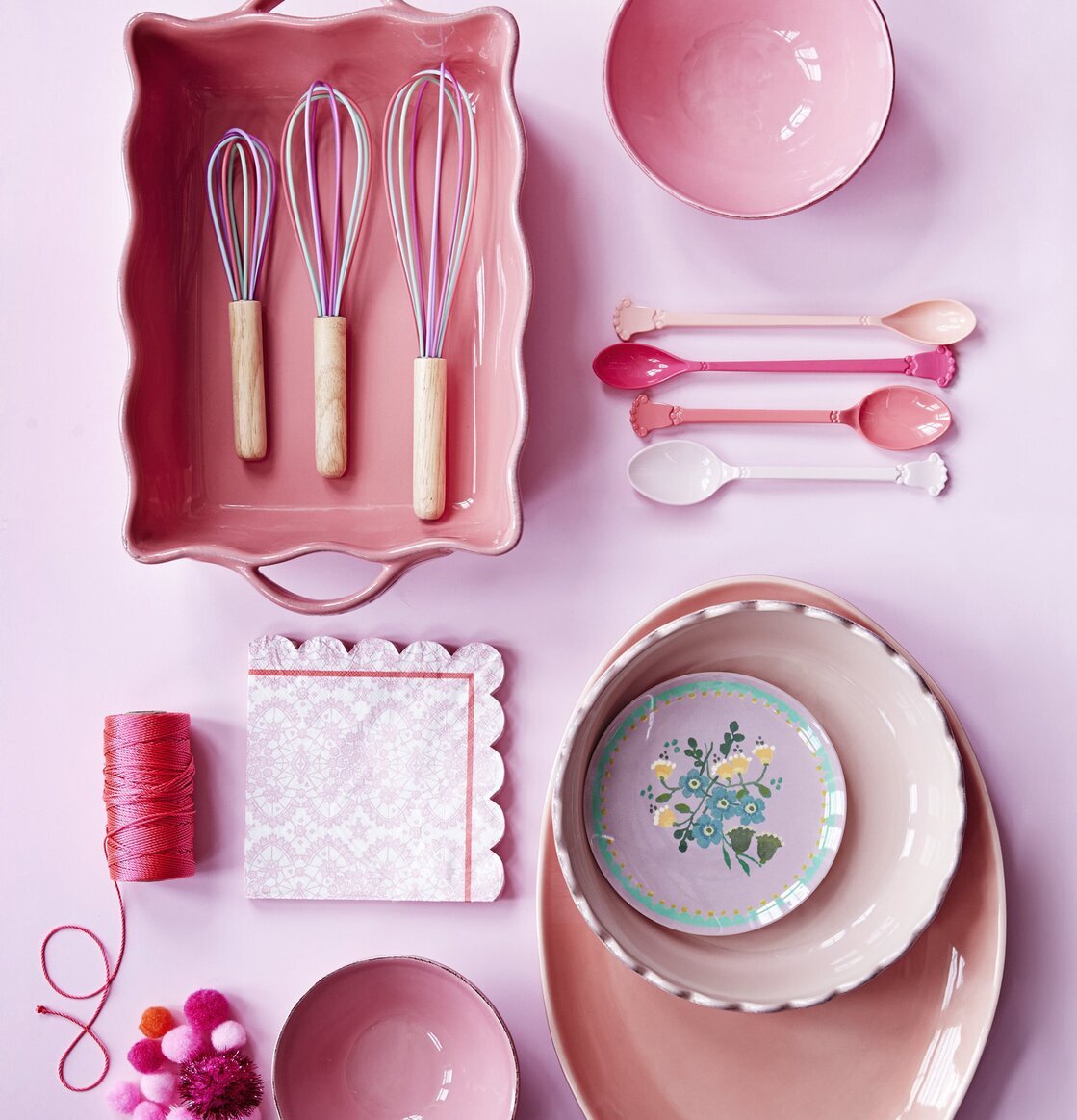 Pajform Small Rosa från Rice omgiven av rosa köksredskap