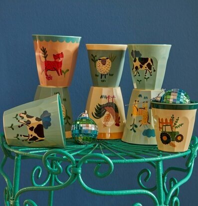 Bild av färgglada lantgårdsmuggar och kristallkula