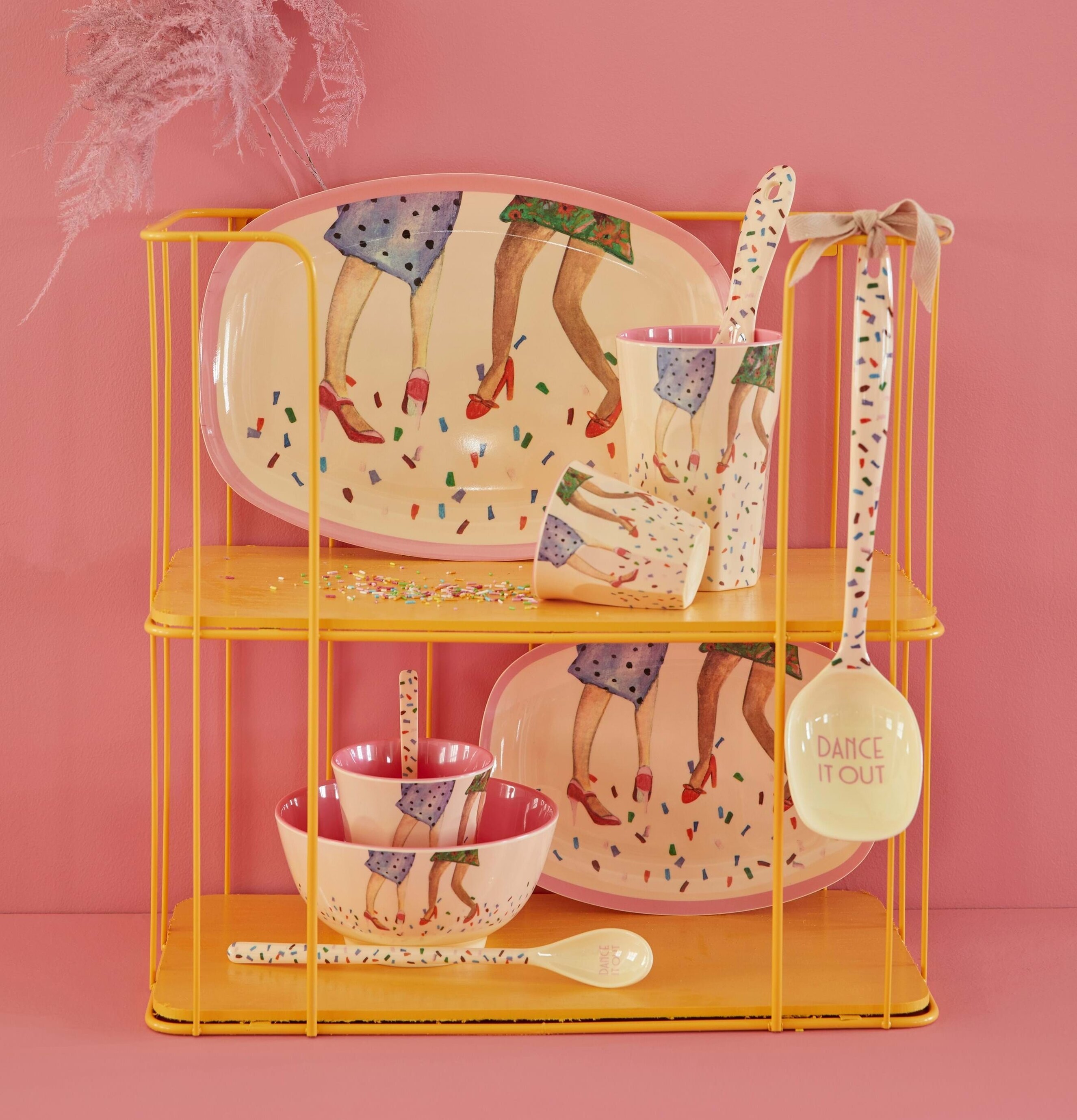 Liten Tallrik Dancing Legs Print från Rice med dansande ben