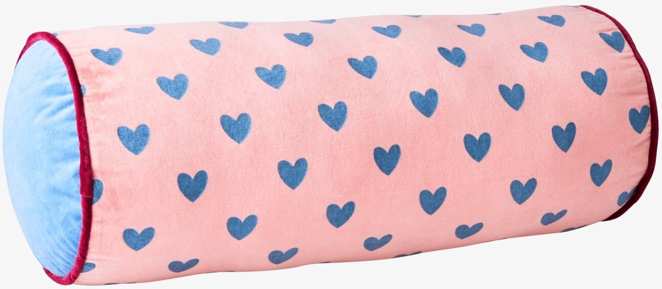 Prydnadskudde Bolster Gendarme Hearts från Rice på soffa