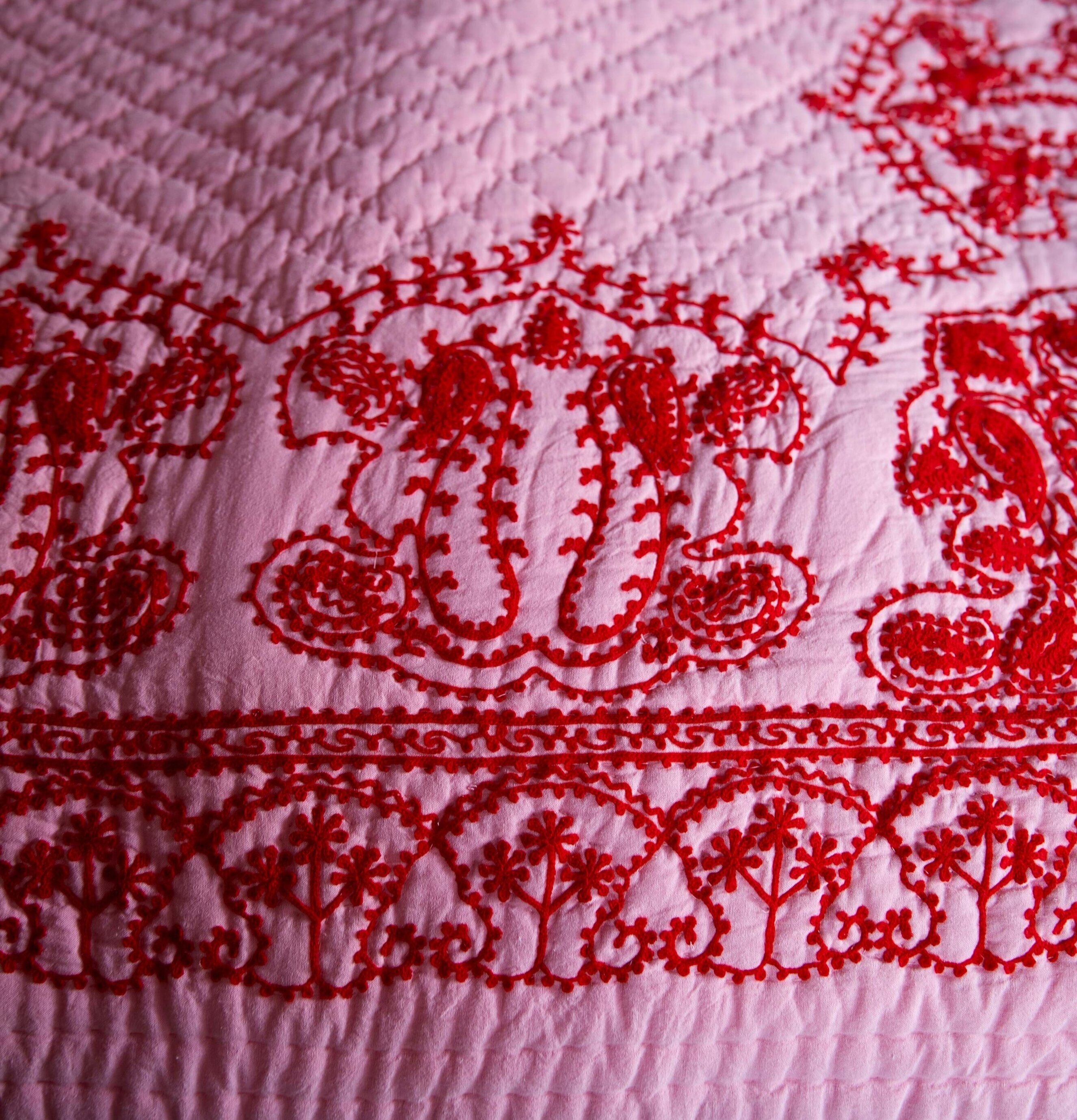 Överkast Pink/Red Embroidery från Rice med röd brodyr