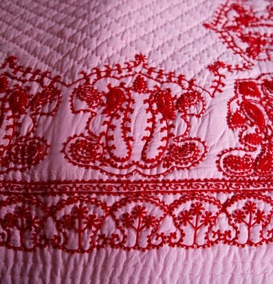 Överkast Pink/Red Embroidery från Rice med röd brodyr