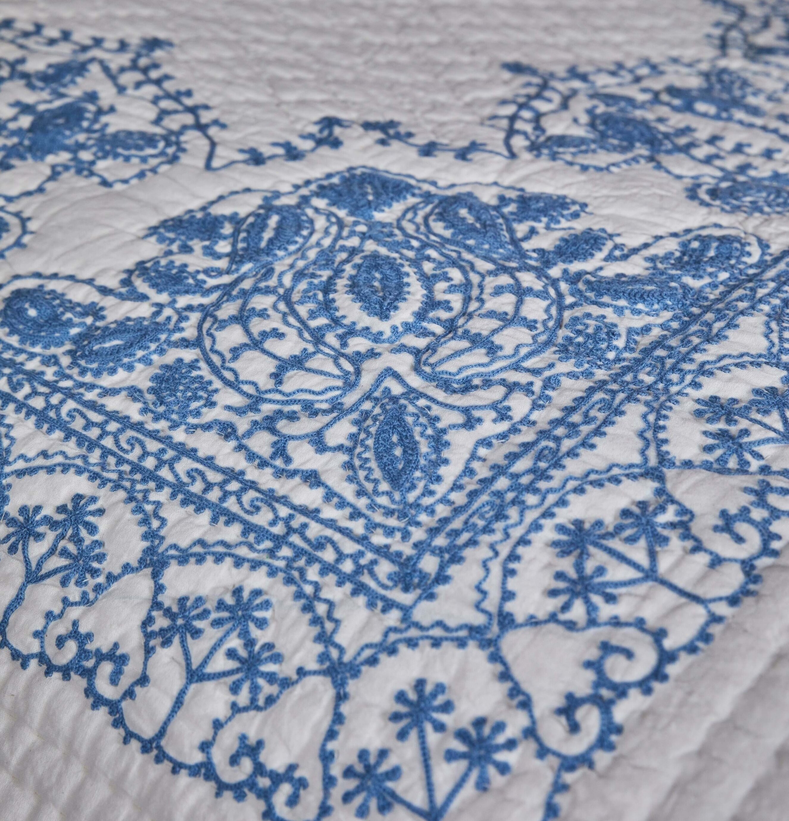 Överkast White/Blue Embroidery från Rice med blå brodering