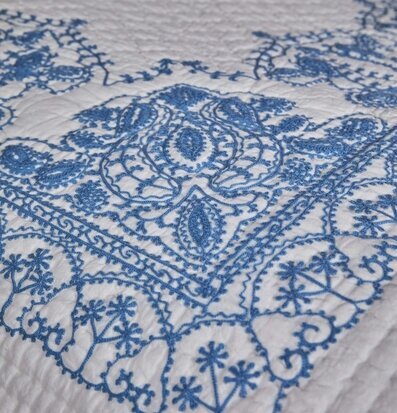 Överkast White/Blue Embroidery från Rice med blå brodering