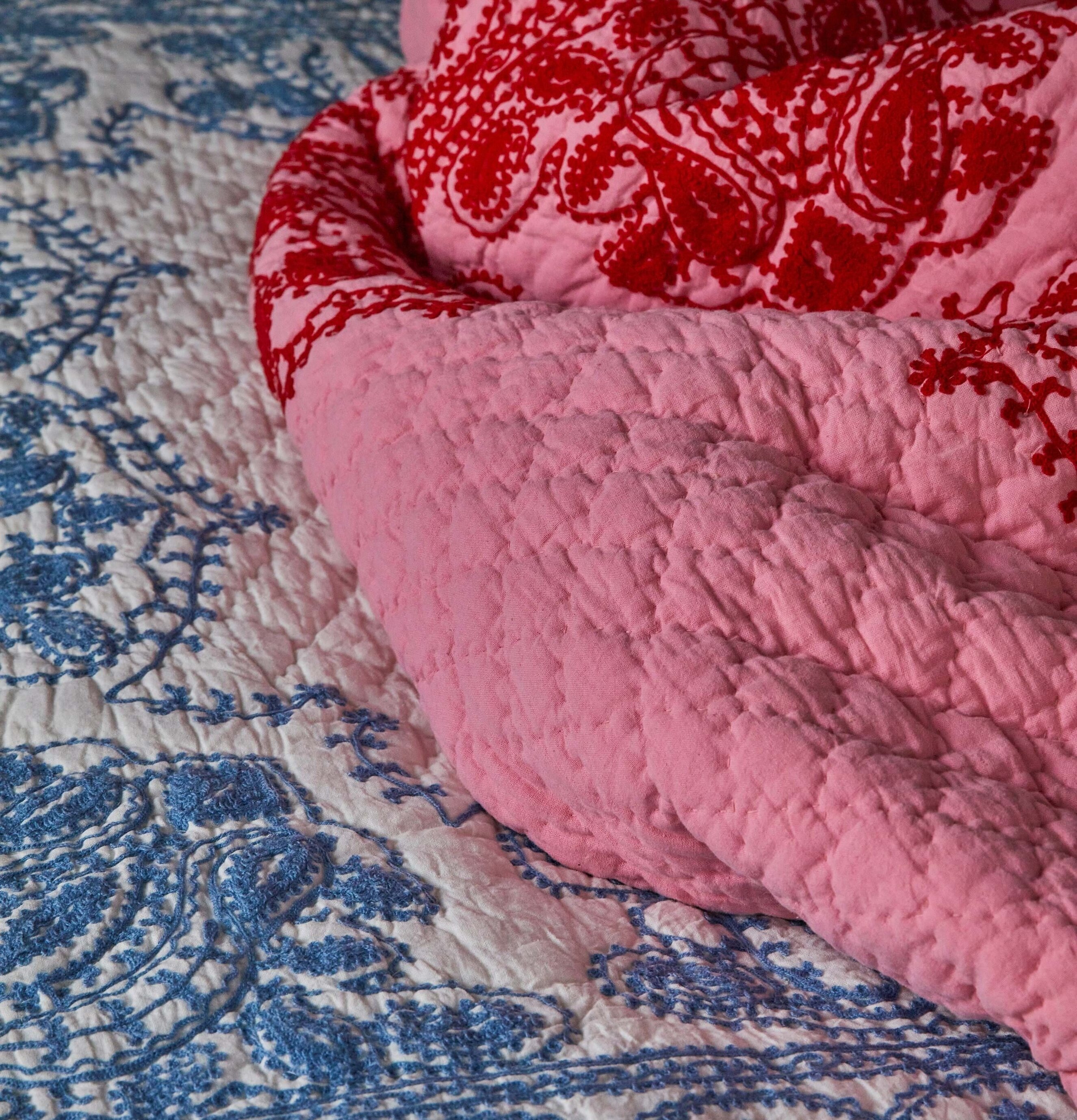 Överkast Pink/Red Embroidery från Rice på en säng