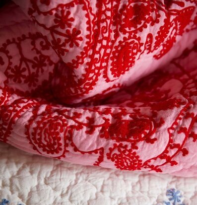 Överkast Pink/Red Embroidery från Rice med intrikat design