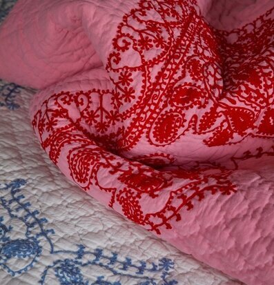 Överkast Pink/Red Embroidery från Rice med röda broderier