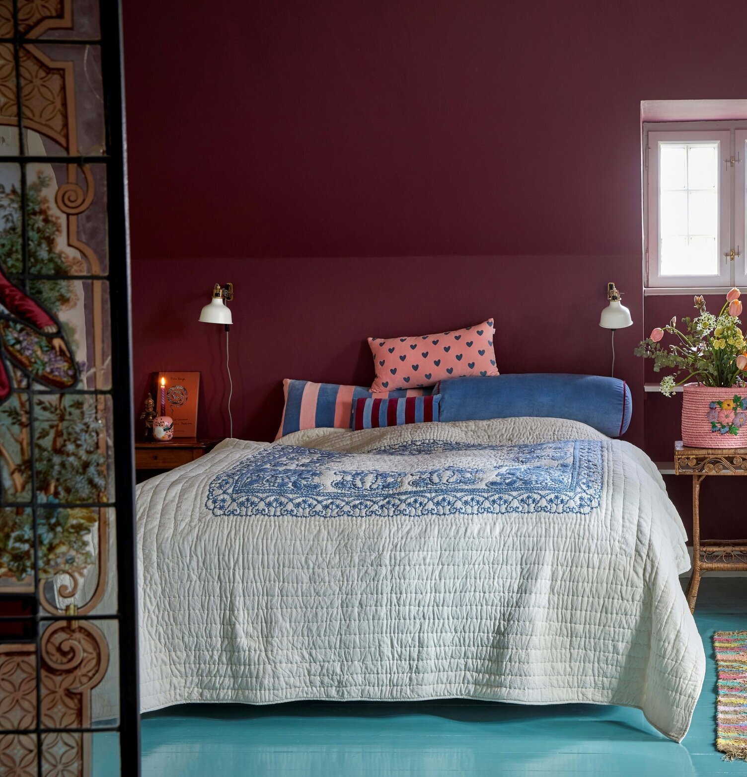 Överkast White/Blue Embroidery från Rice i ett stilrent sovrum