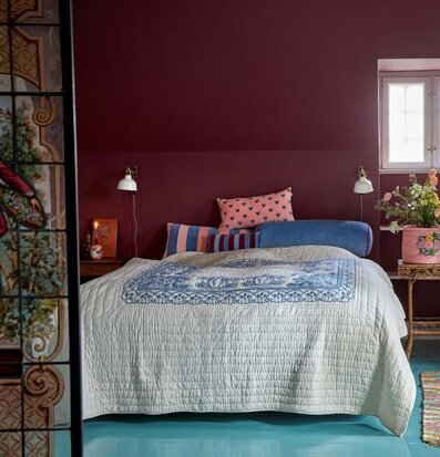 Överkast White/Blue Embroidery från Rice i ett stilrent sovrum