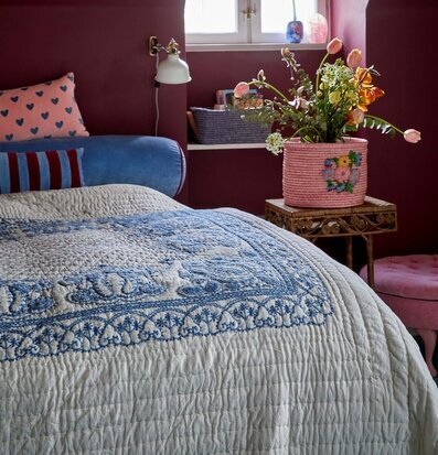 Överkast White/Blue Embroidery från Rice på en säng