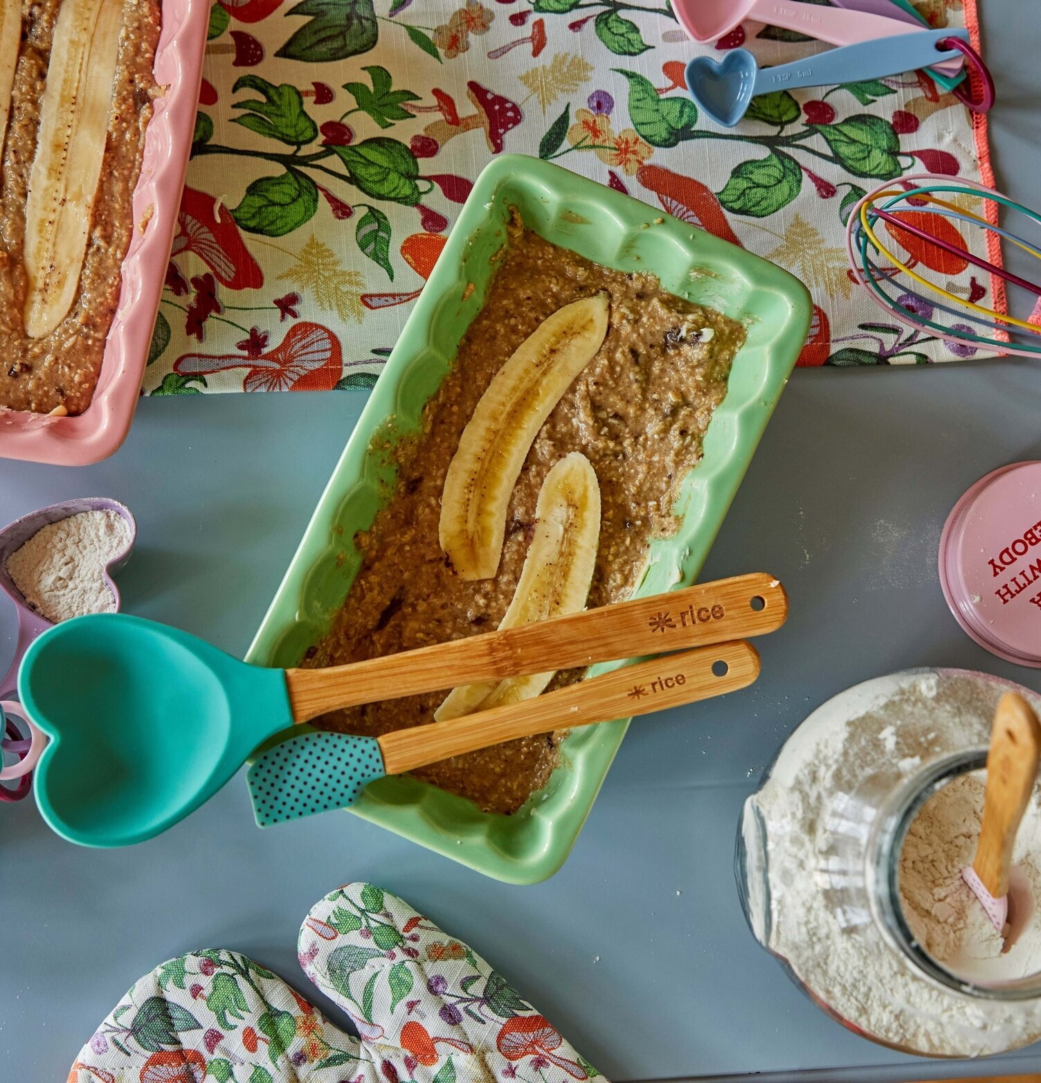 Ugnsform Stengods Grön från Rice i färgglad köksmiljö