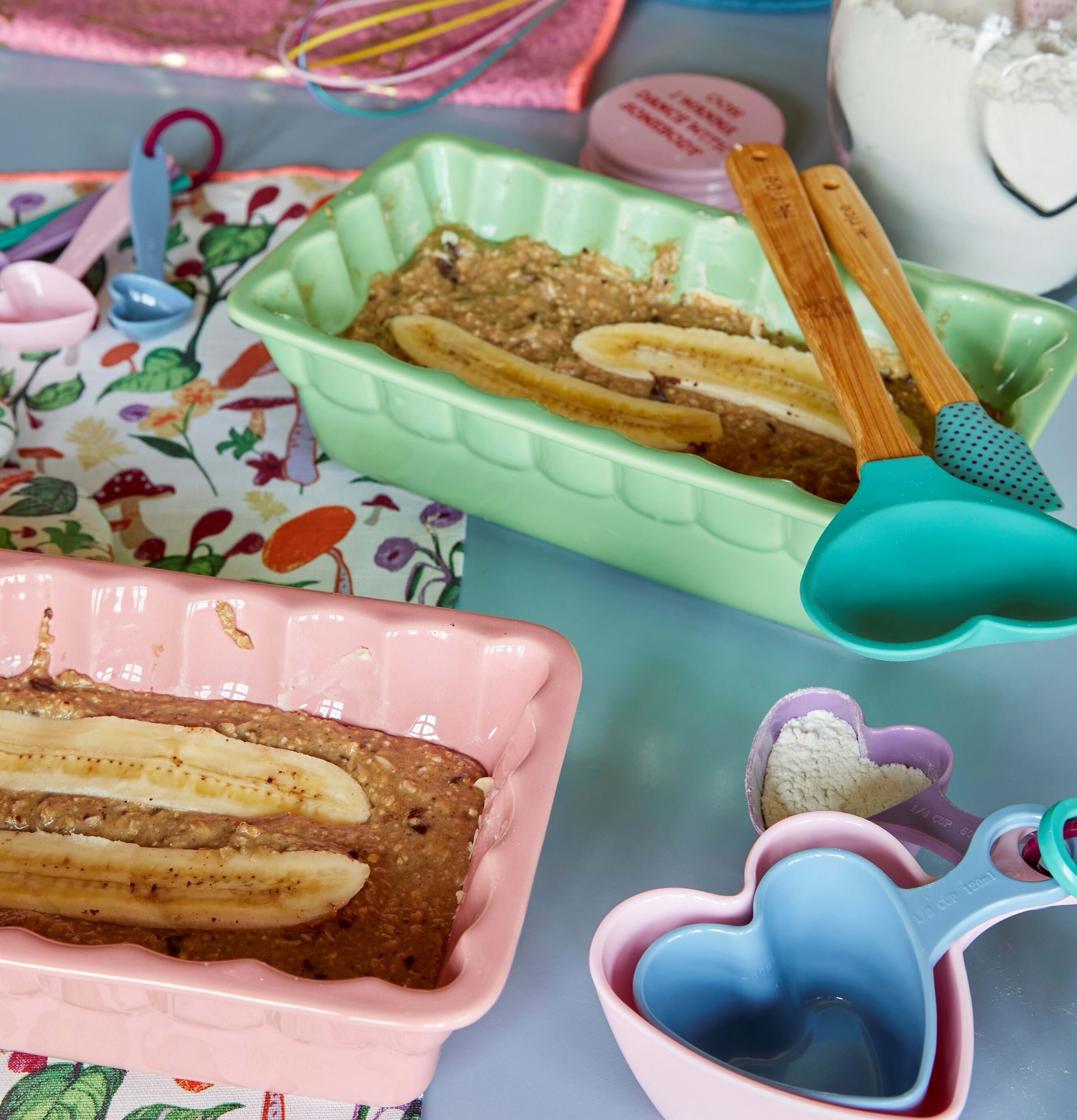 Ugnsform Stengods Grön från Rice fylld med smet i köket