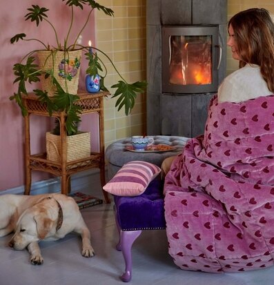 Täcket Quilt Hearts Purple/Maroon från Rice i mysig miljö