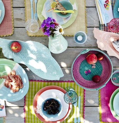 Uppläggningsfat Fisk Mint från Rice på dukat träbord