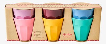 Foto av färgglada, hållbara melaminmuggar i kartong