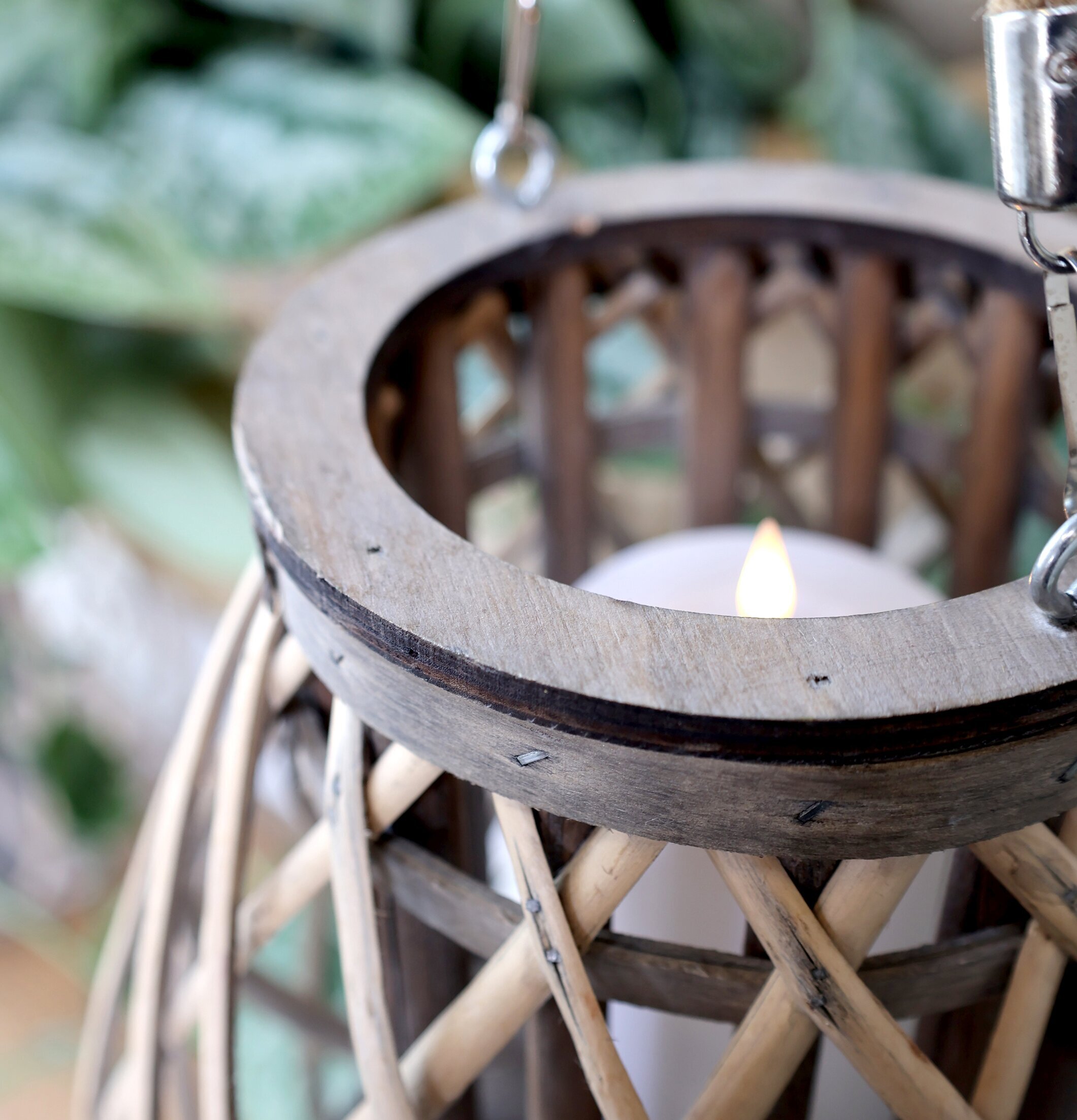 Lanterna Flätad Pil XL från Chic Antique bland växter