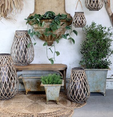 Lanterna Flätad Pil XL från Chic Antique i rustik miljö