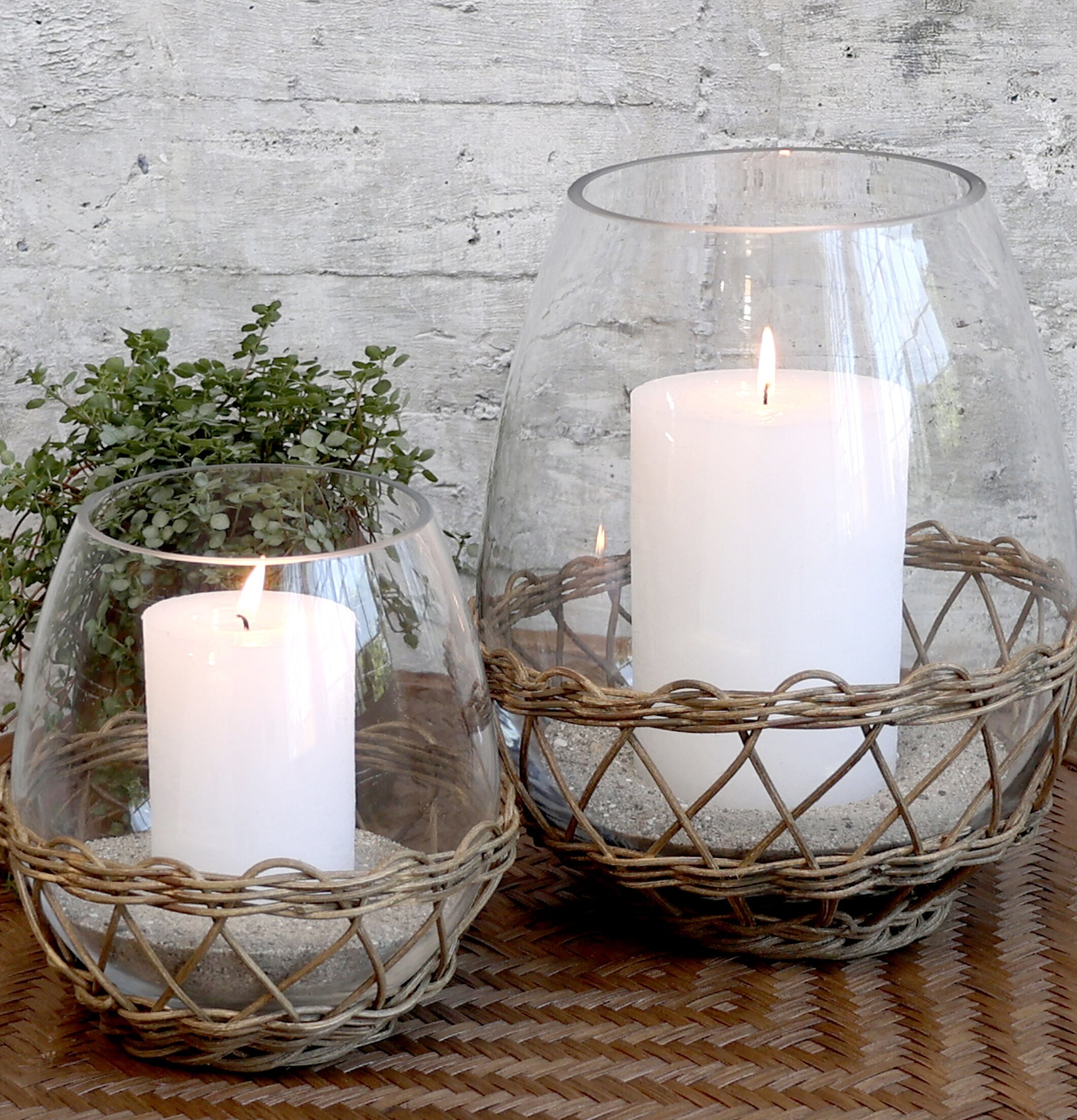 Ljuslykta Hurricane Medium från Chic Antique på rustikt bord