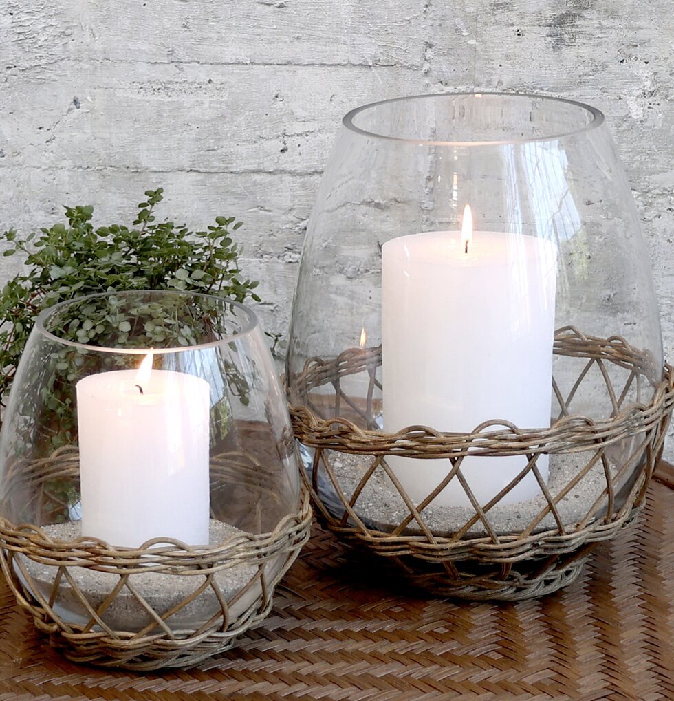 Ljuslykta Hurricane Large från Chic Antique på rottingbord