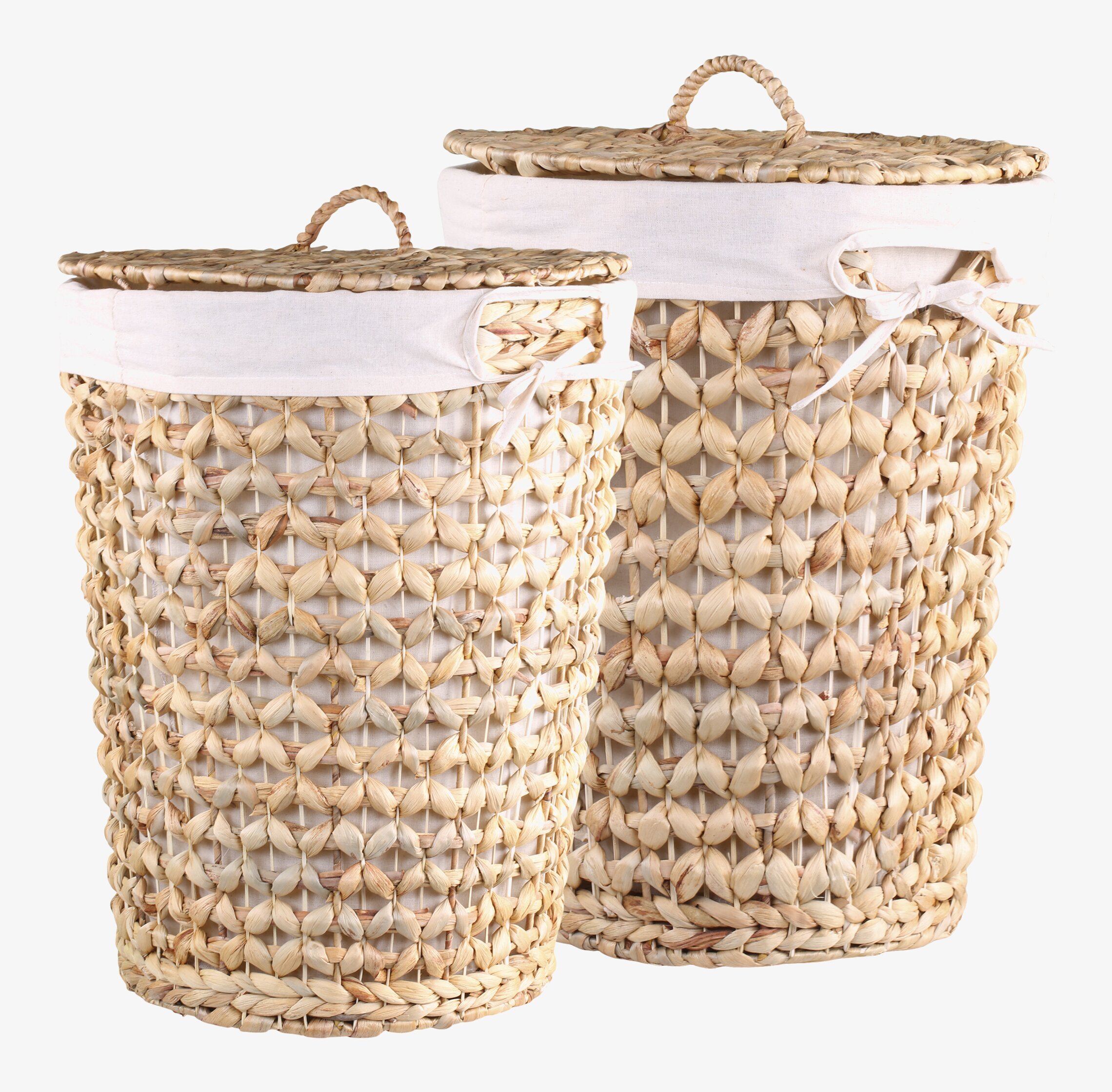 Korg Flätad Vattenhyacinth från Chic Antique på vitt underlag