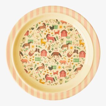 Barntallrik Soft Pink Farm Print från Rice med lantbruksmotiv