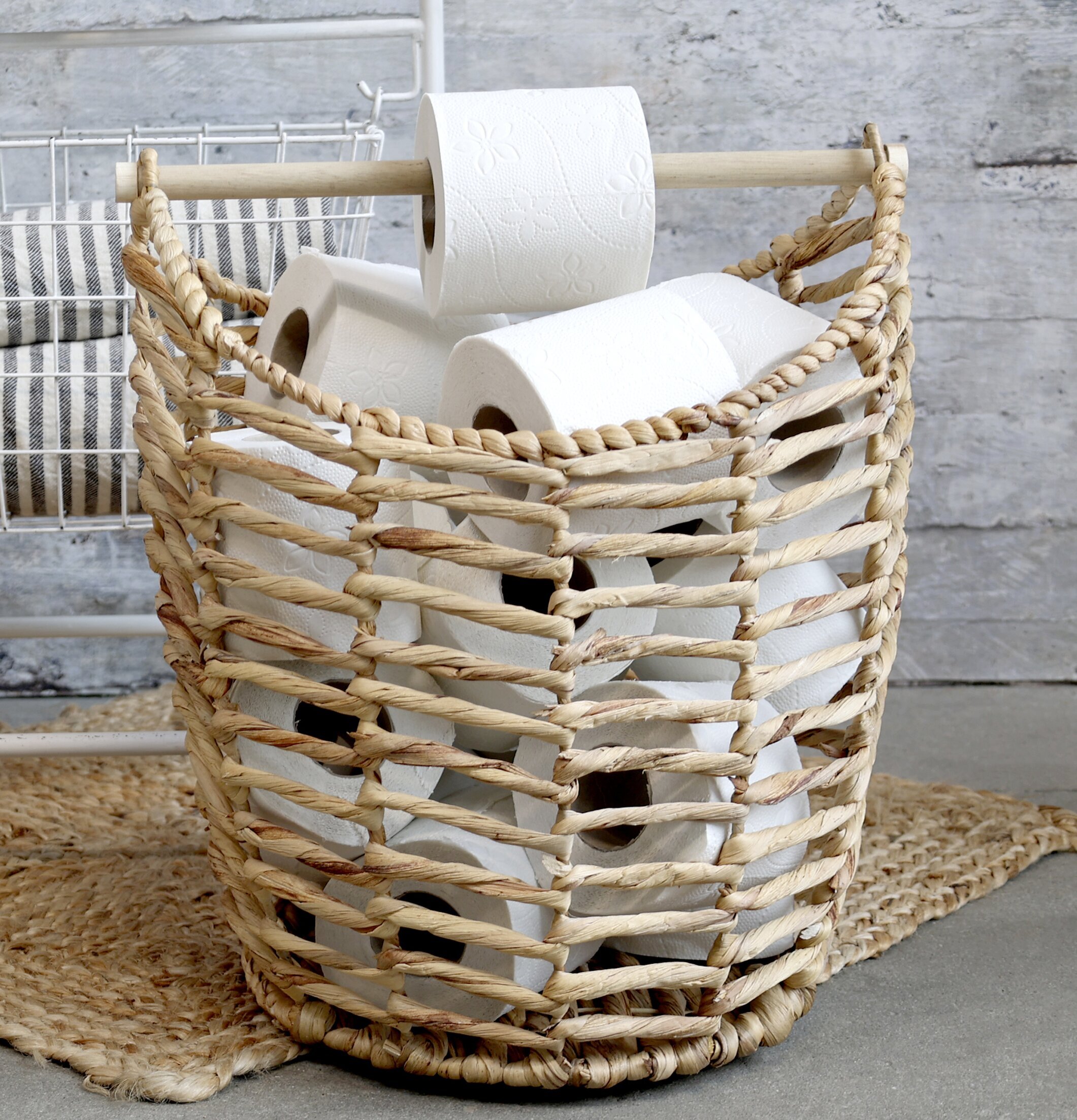Korg Toalettpappershållare Natur från Chic Antique i badrum