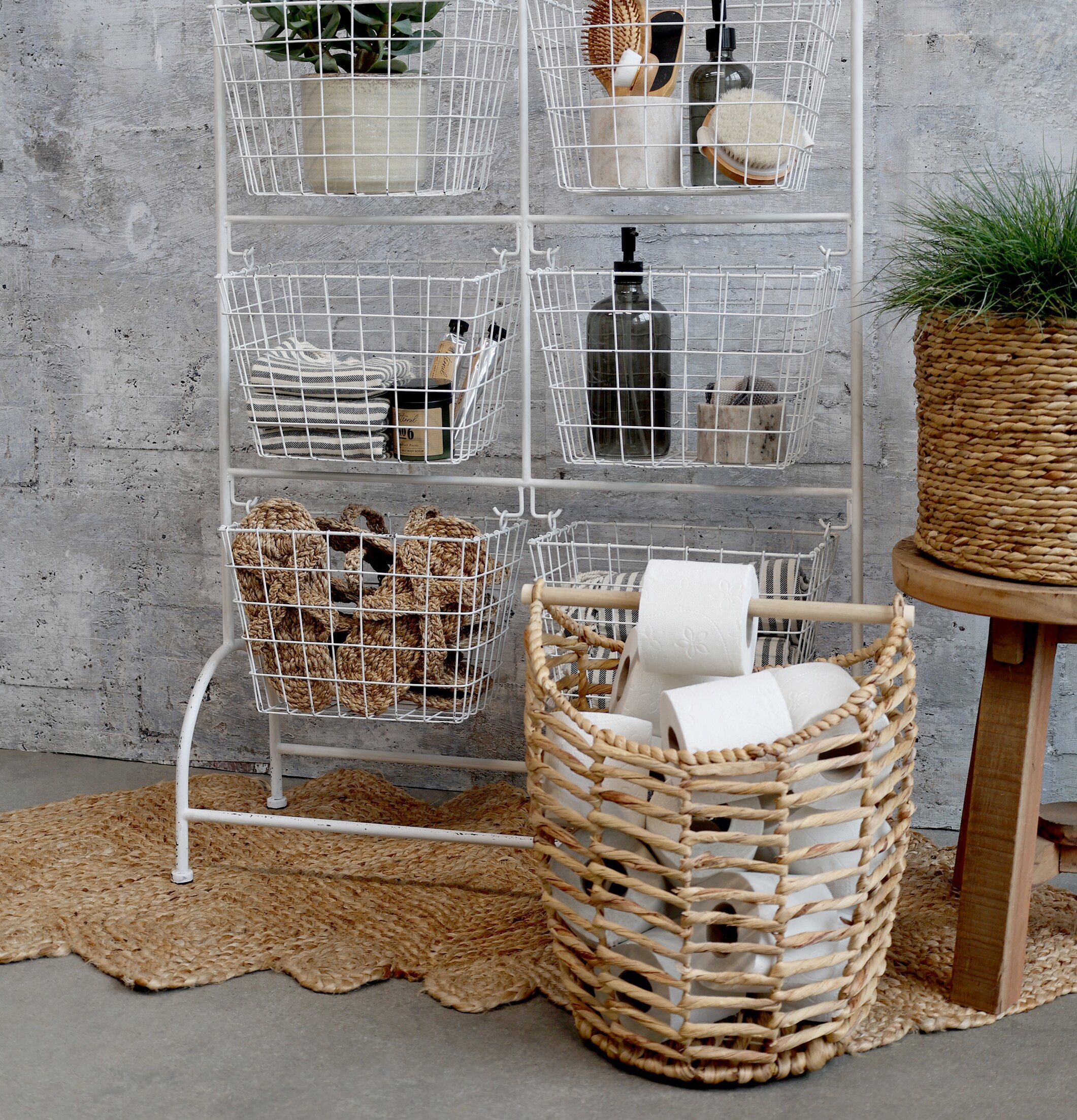 Korg Toalettpappershållare Natur från Chic Antique i badrum