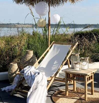 Matta Rund Flätat Sjögräs från Chic Antique i utomhusmiljö