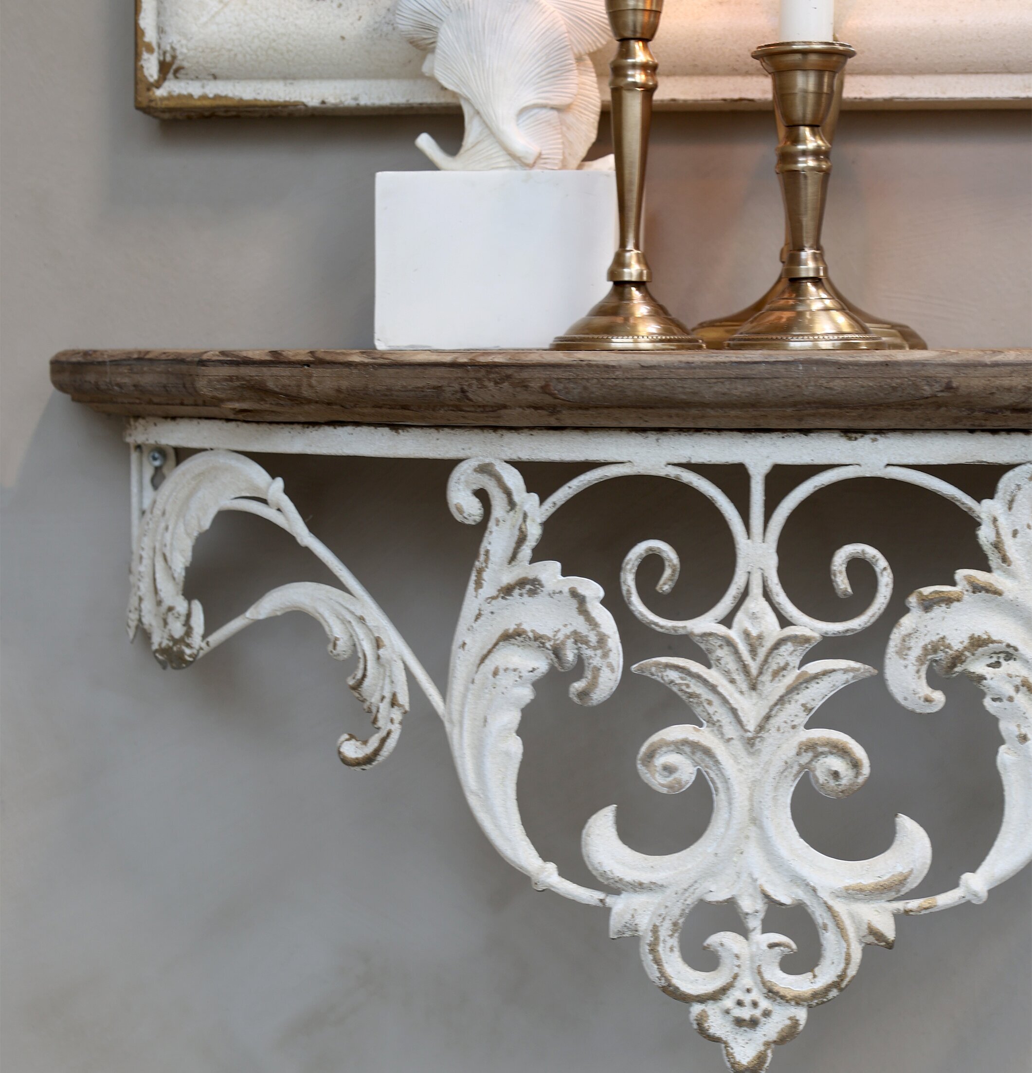 Vägghylla Med Spetskant från Chic Antique med prydnader
