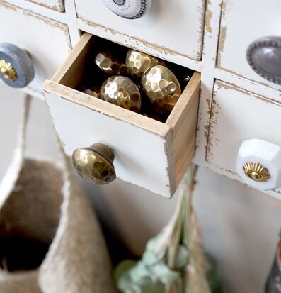 Vägghylla/Skåp Med Lådor från Chic Antique med antik look