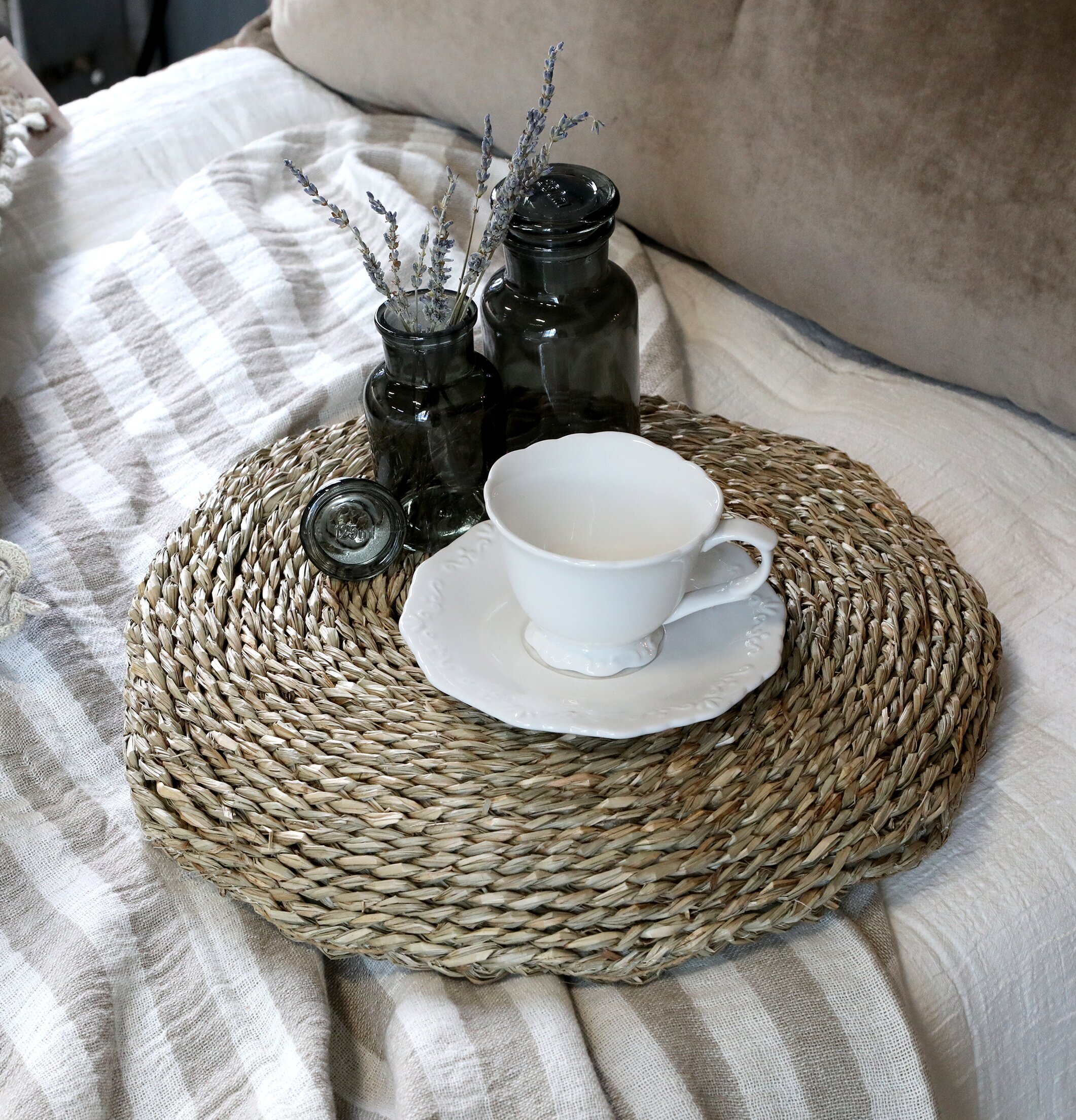 Sittdyna Flätat Sjögräs från Chic Antique på bäddad säng