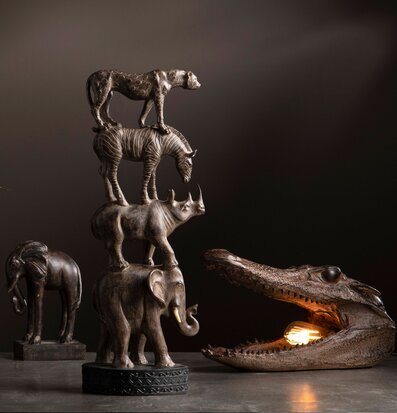 Lampa Krokodil Brun från A Lot Decoration i dramatisk miljö