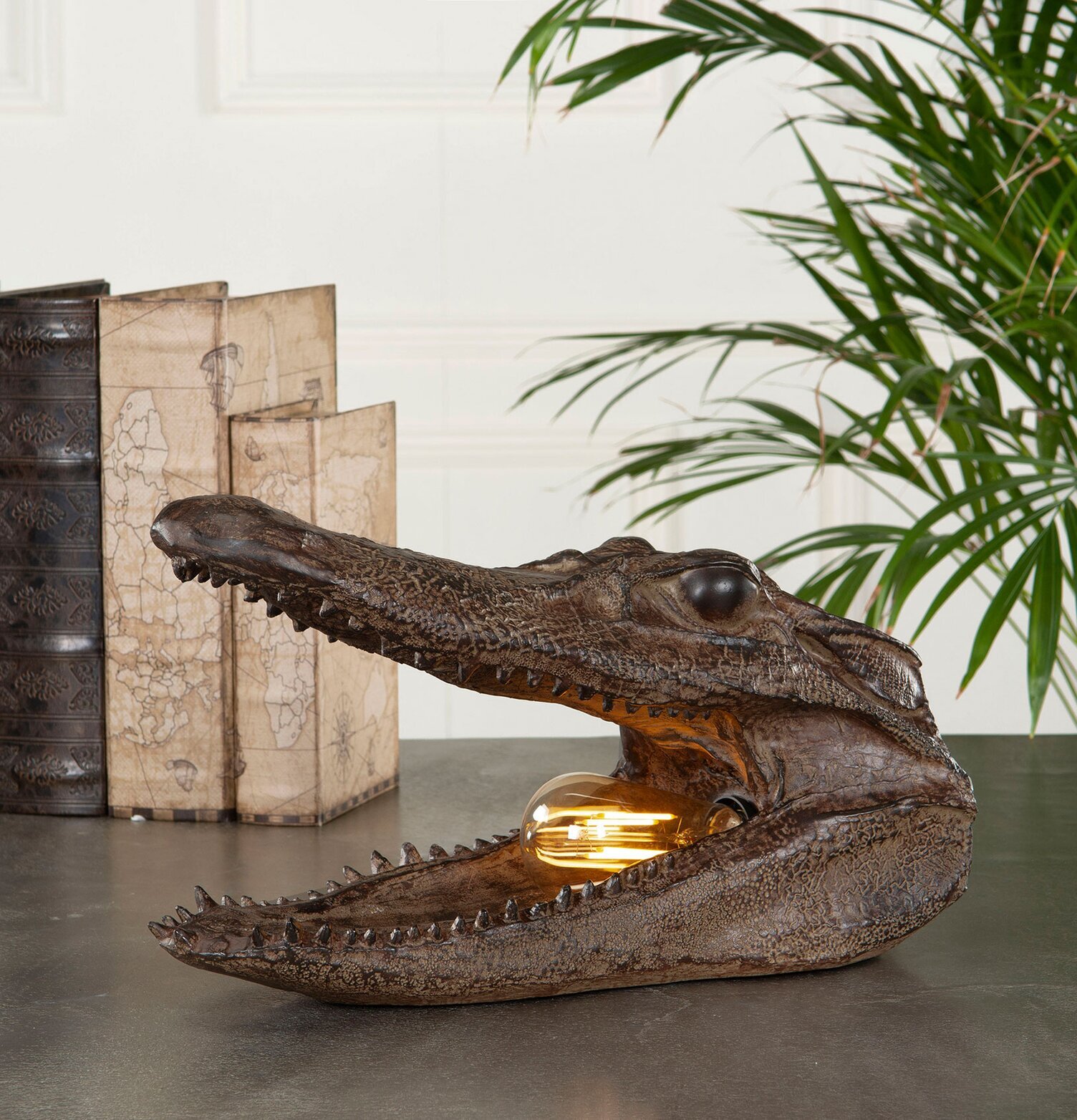 Lampa Krokodil Brun från A Lot Decoration på grå bänkskiva