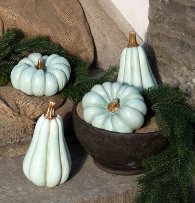 Pumpa Minty Poly från A Lot Decoration på trappsteg