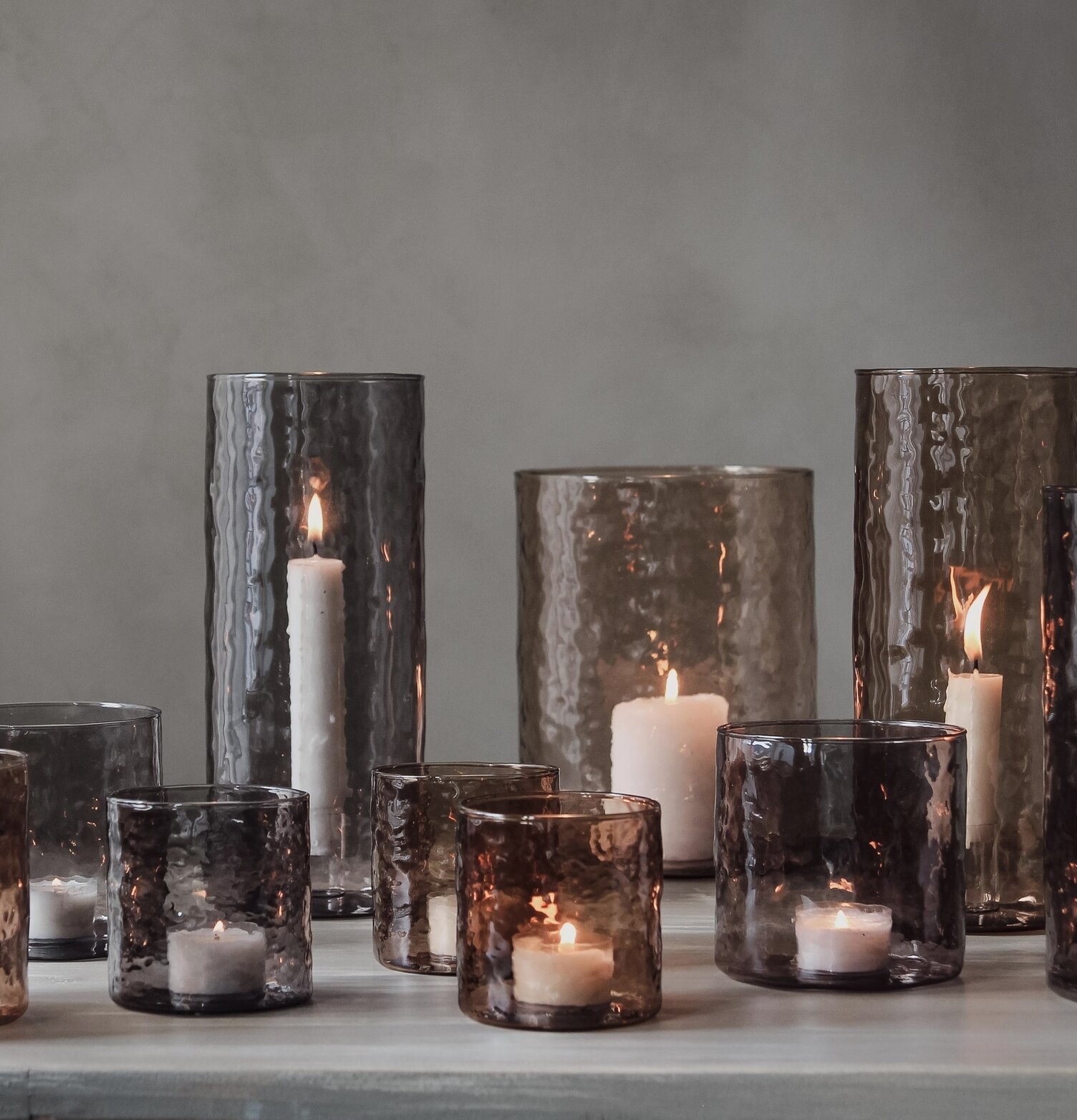 Ljuslykta Hamra Smoke 10x10 Cm från Majas Cottage på bord