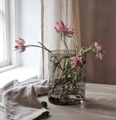 Bild av elegant inredning med ljuslykta och blommor