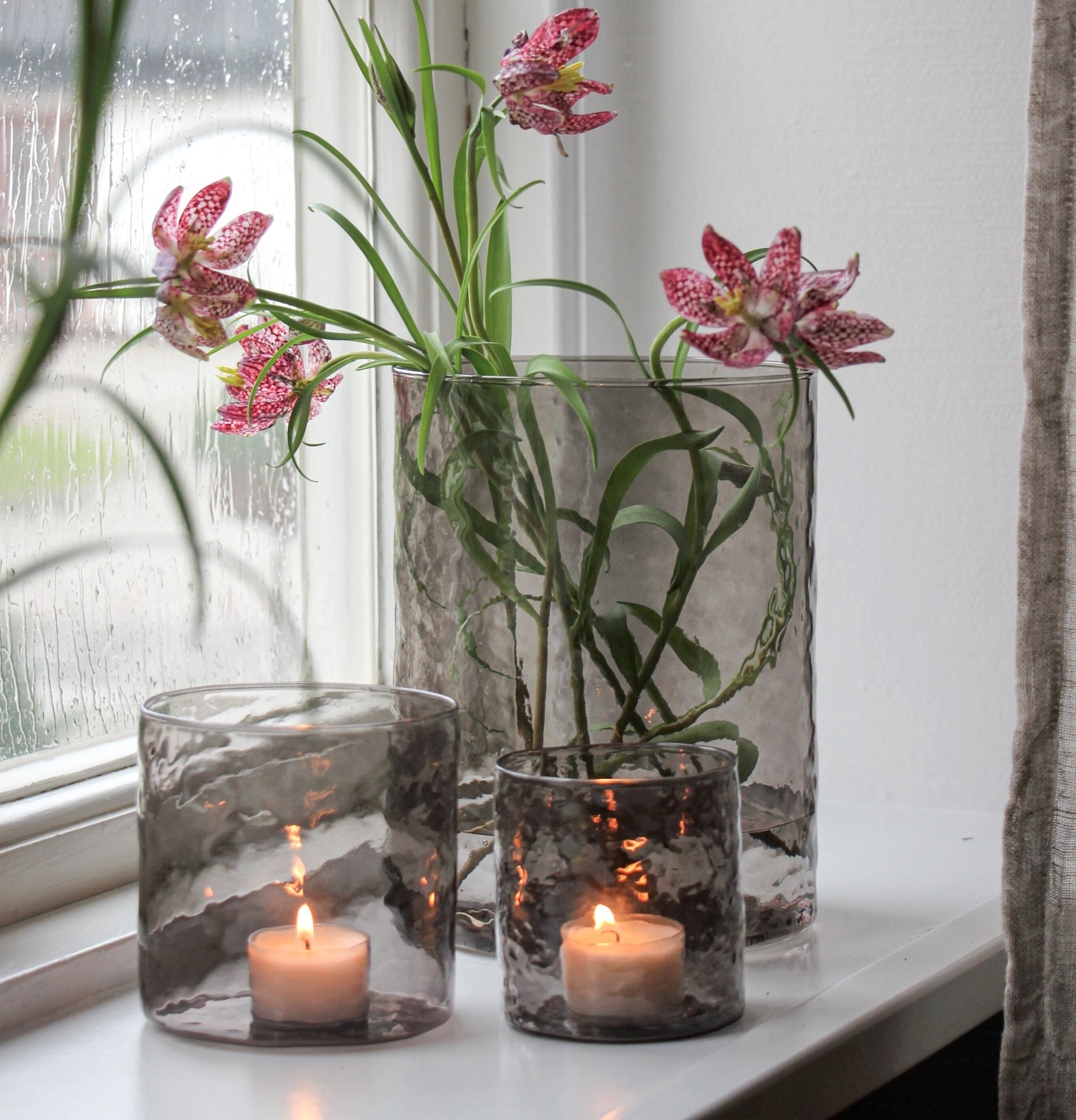 Bild av harmonisk inredning med ljus och blommor