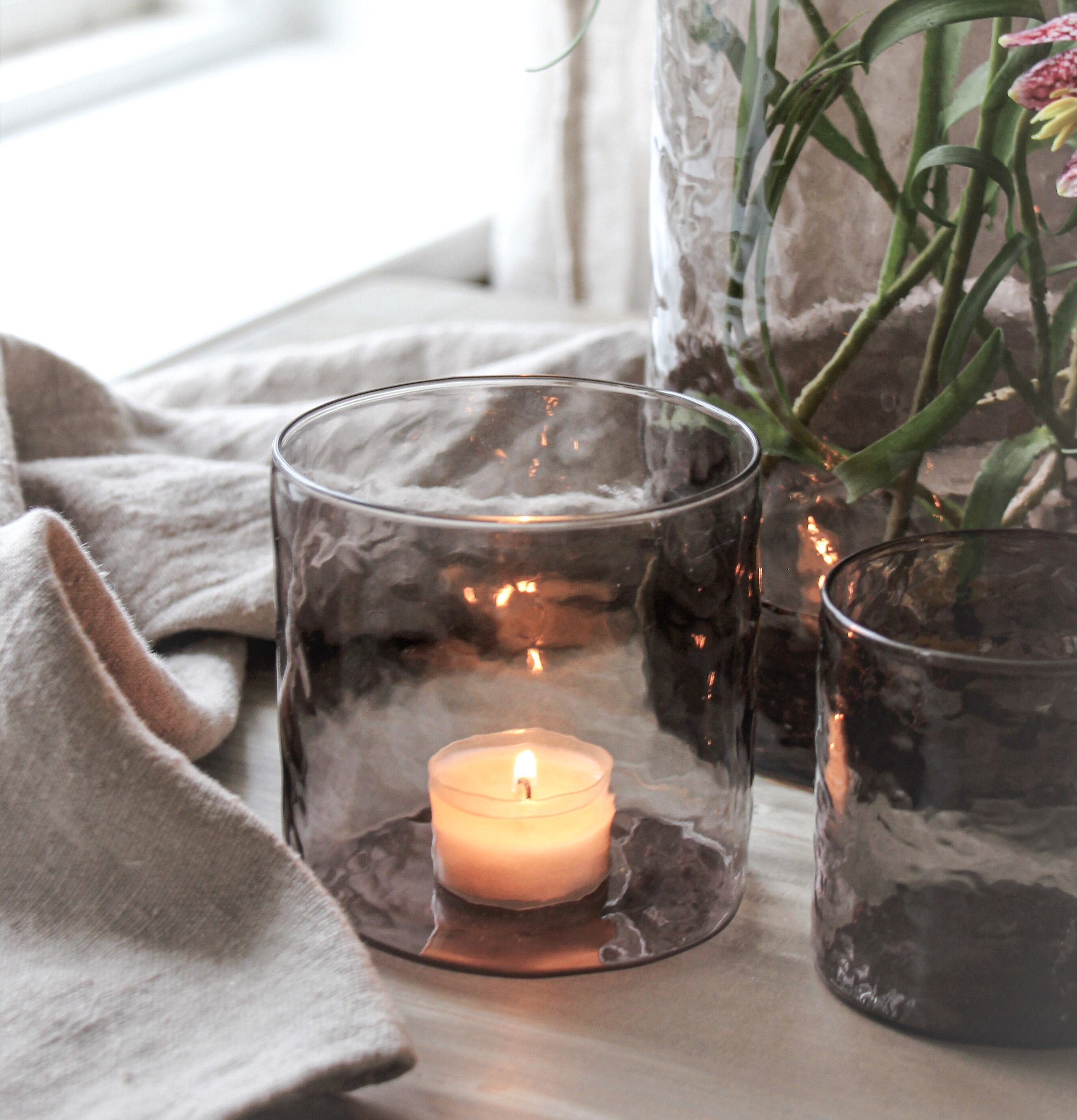 Ljuslykta Hamra Smoke 10x10 Cm från Majas Cottage i fönster