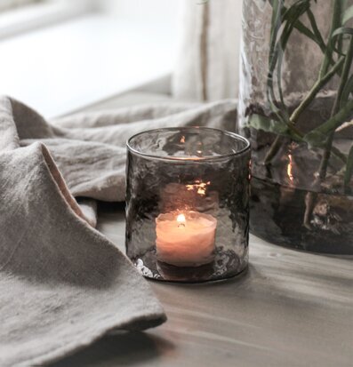 Bild av harmonisk inredning med rökfärgat glas