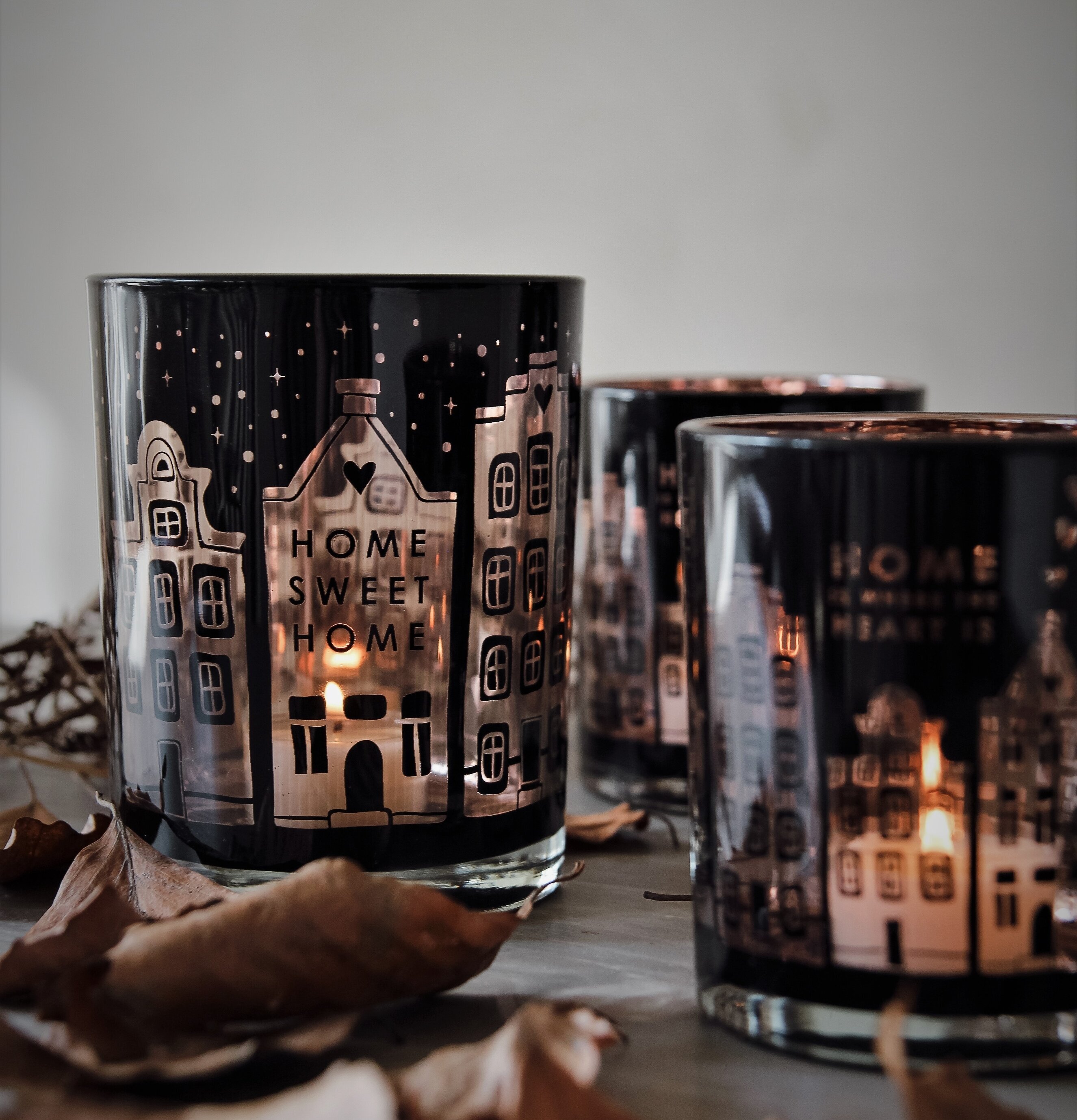 Bild av stämningsfull inredning med ljuslyktor