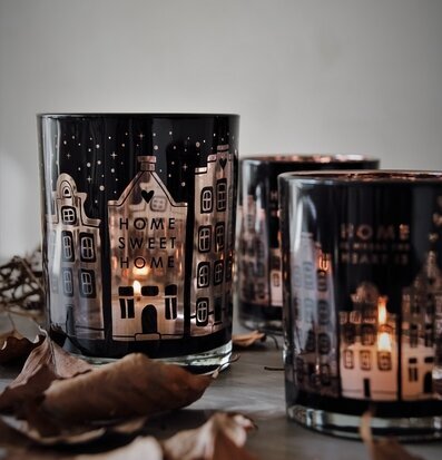 Bild av stämningsfull inredning med ljuslyktor