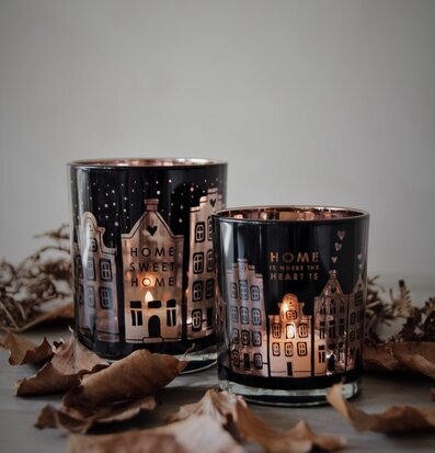 Foto av dekorativa ljuslyktor med varma inskriptioner