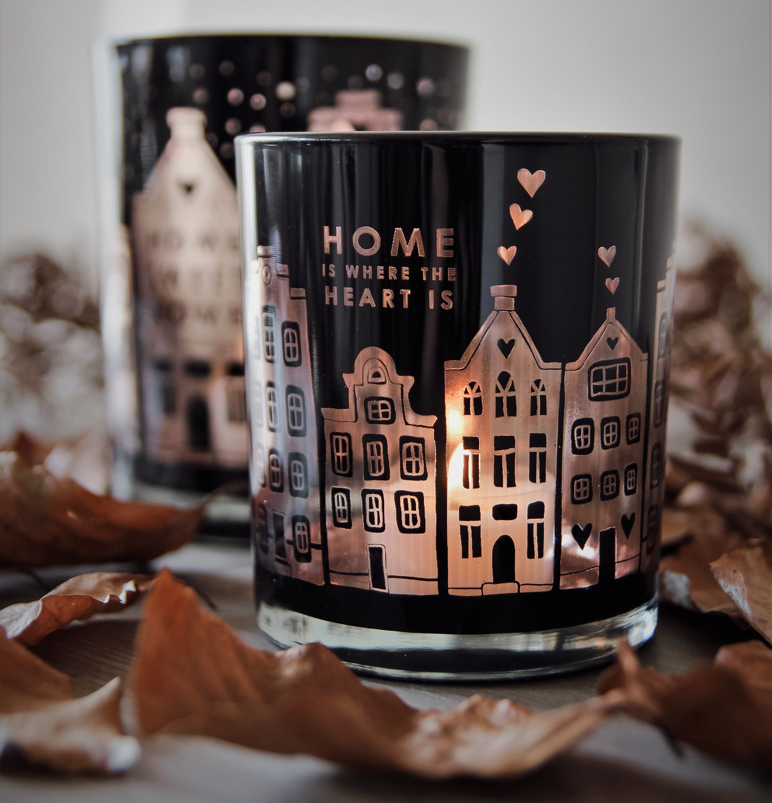 Bild av dekorativ ljuslykta med hemtrevlig atmosfär