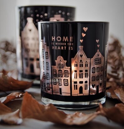 Bild av dekorativ ljuslykta med hemtrevlig atmosfär