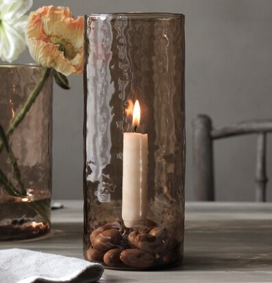 Bild av ljuslykta i hemtrevlig och elegant miljö