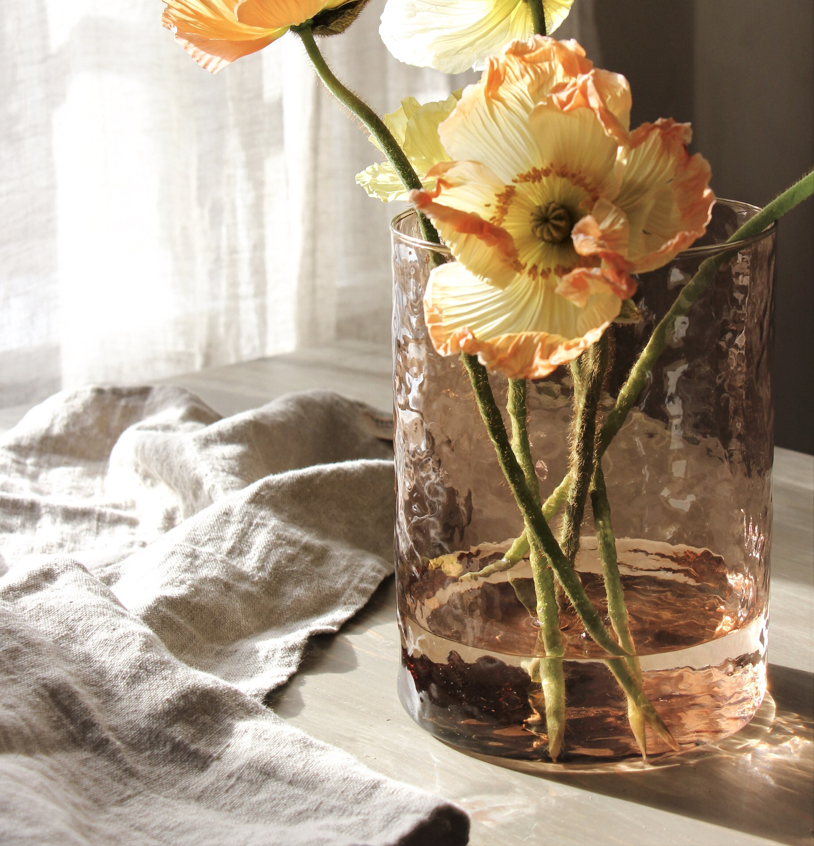 Bild av ljuslykta i harmonisk och inbjudande miljö