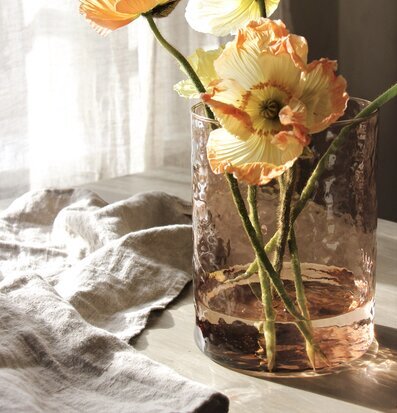 Bild av ljuslykta i harmonisk och inbjudande miljö