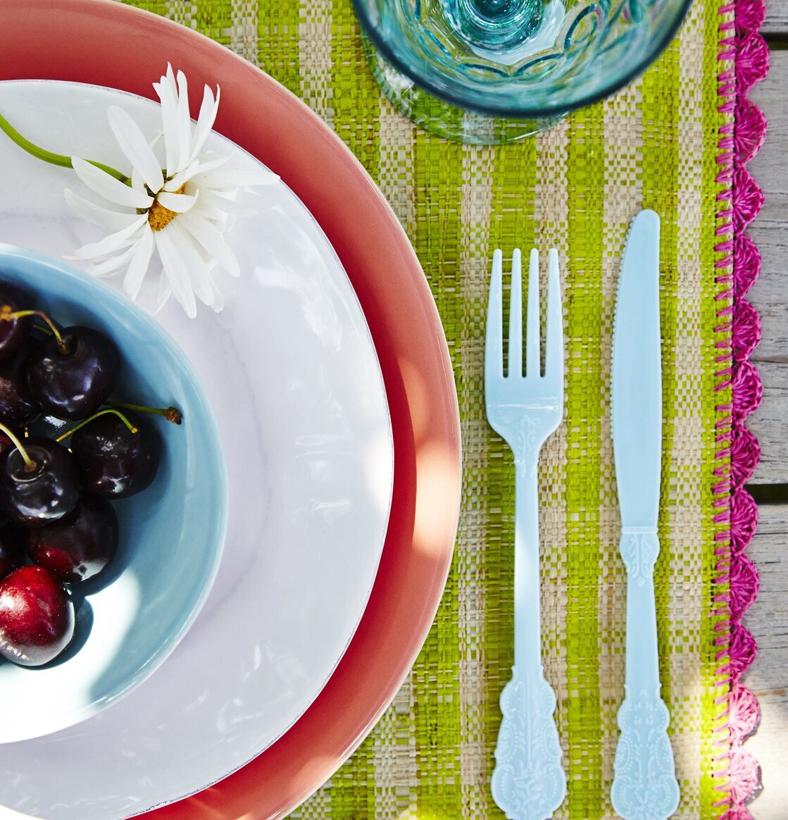 Plastbestick Mint från Rice på färgglad bordstablett