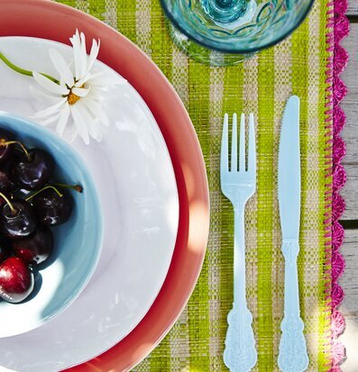 Plastbestick Mint från Rice på färgglad bordstablett